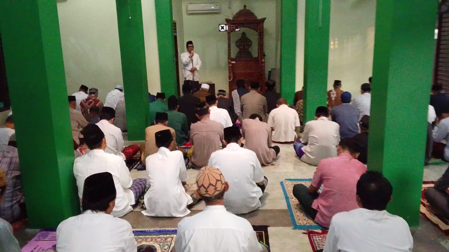 Sholat Berjamaah di Ruang Utama